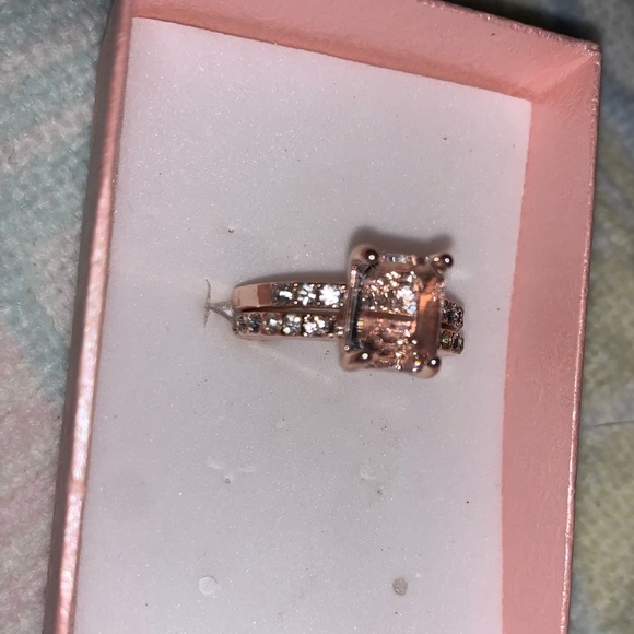 Size 9 ring! - Picture 2 of 8